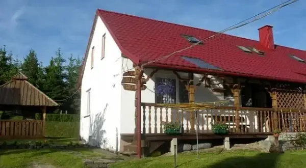 Tarnica noclegi: Wołosate czy Ustrzyki Górne? Wybierz idealną bazę!