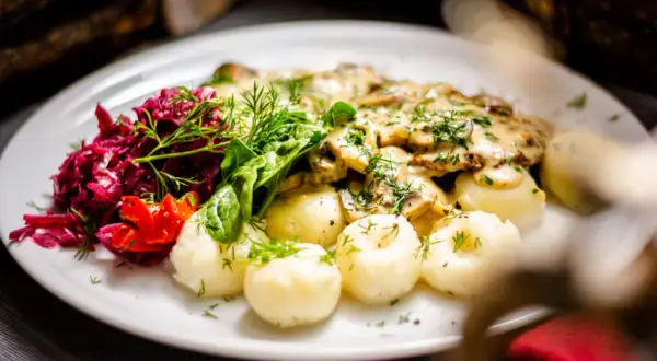 Gdzie zjeść w Katowicach? Przewodnik po najlepszych smakach miasta