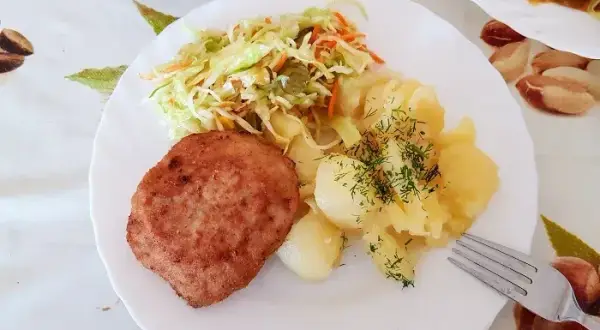 Gdzie zjeść domowy obiad w Ustce? Odkryj sekrety lokalsów!