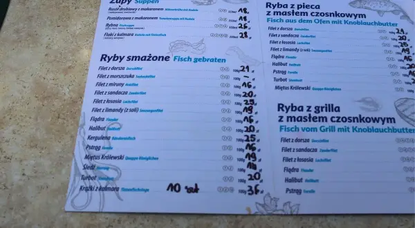 Menu nad morzem: ile kosztuje obiad? Ceny ryb smażonych zaczynają się od 16 zł za 100g. Ryba z pieca lub grilla z masłem czosnkowym kosztuje od 19 zł za 100g.