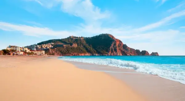 Alanya: Nad jakim morzem leży? Odkryj plaże i atrakcje!