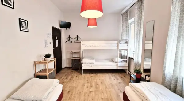 Noclegi w Warszawie: Ile kosztuje hotel, hostel, apartament? Poradnik